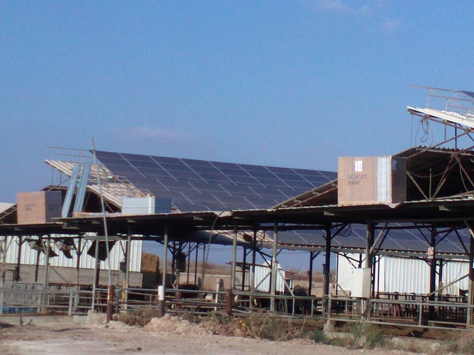 תמונת חדשות: "אנרגיה סולארית: תחנת כוח סולארית במדבר". טקסט חלופי לעיוורים: "תחנת כוח סולארית במדבר עם פאנלים סולאריים גדולים על גג מבנה תעשייתי".