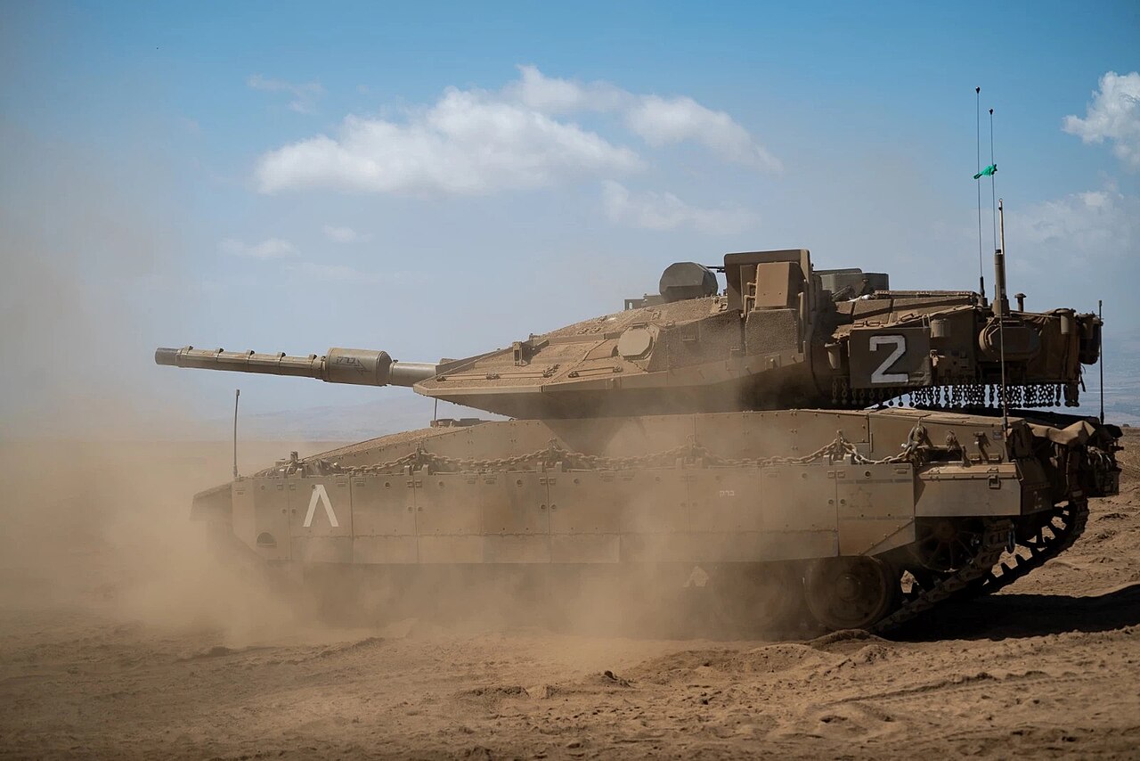 טנק מרכבה סימן 4 "ברק" נוסע בשטח פתוח ומעלה אבק (אילוסטרציה)