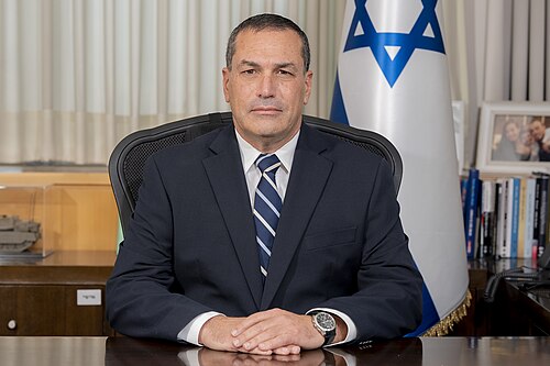 הרמטכ"ל, רב-אלוף אייל זמיר, יושב ליד שולחן מול דגל ישראל